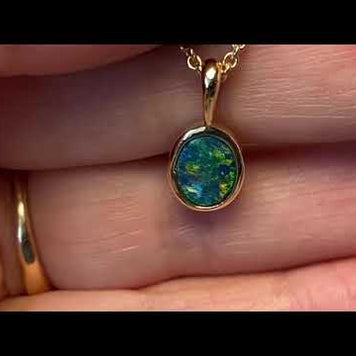 Vedhæng med en ægte doublet opal fra Australien indfattet i 14 karat guld.