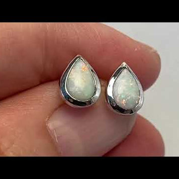 Opal ørestikkerne har ægte solide Australske opaler indfattet i blankt sterling sølv.