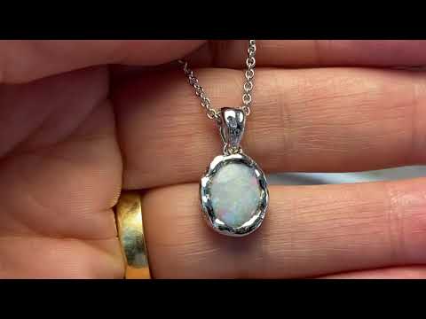 Vedhæng med en ægte solid krystal opal fra Australien indfattet i et rustikt vedhæng med organiske former i sterling sølv.