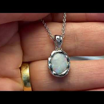 Vedhæng med en ægte solid krystal opal fra Australien indfattet i et rustikt vedhæng med organiske former i sterling sølv.