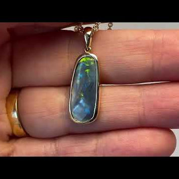Ægte solid krystal opal fra vores egen mine i Lightning Ridge, Australien indfattet i 14 karat guld.