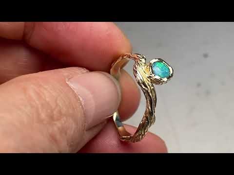 Ring med ægte solid crystal opal fra Australien indfattet i rustikt 14 karat guld.