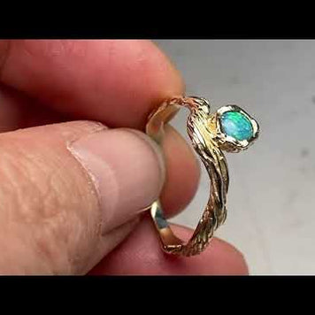 Ring med ægte solid crystal opal fra Australien indfattet i rustikt 14 karat guld.