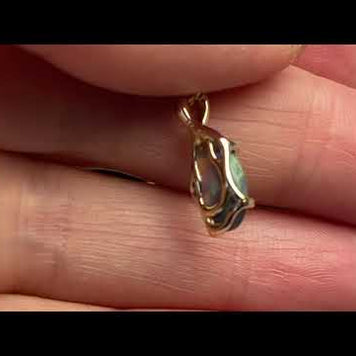 Vedhæng med en ægte solid opal fra vores mine i Lightning Ridge, Australien indfattet i 14 karat guld. Opalen er 0,96 ct.