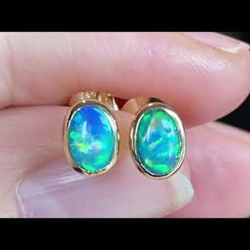 Ørestikker med ægte solide crystal opaler fra Australien indfattet i 14 karat guld.