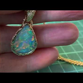 Vedhæng med en ægte solid krystal opal fra Australien indfattet i 14 karat guld. Opalen er 3,25 ct.