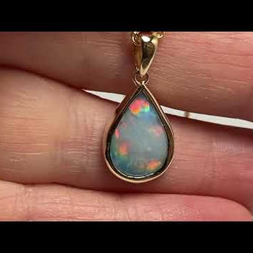 Vedhæng med en ægte solid krystal opal fra Australien indfattet i 14 karat guld.