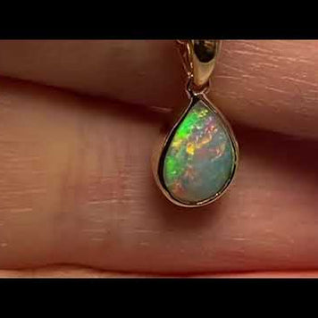 Vedhæng med en ægte solid krystal opal fra Australien indfattet i 14 karat guld.