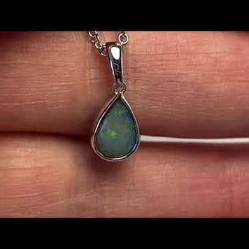 Vedhæng med en ægte solid krystal opal fra Australien indfattet i blankt sterling sølv.