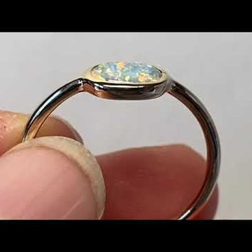 Ring med en ægte solid crystal opal fra Australien indfattet i 14 karat guld.