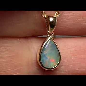 Vedhæng med en ægte solid krystal opal fra Australien indfattet i 14 karat guld.