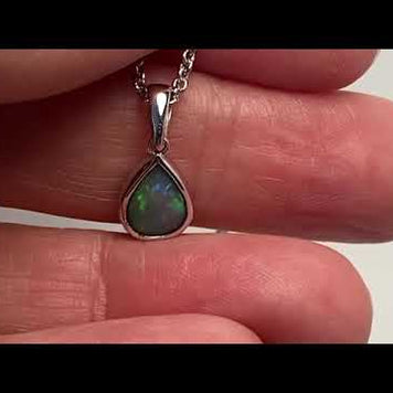 Vedhæng med en ægte solid krystal opal fra Australien indfattet i blankt sterling sølv.
