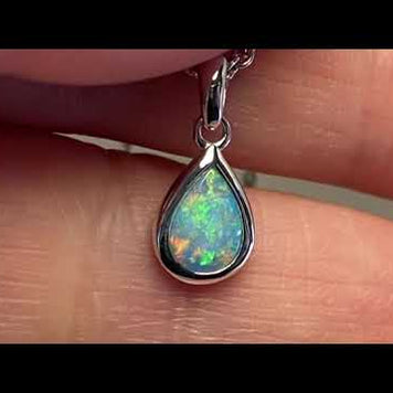 Vedhæng med en ægte solid krystal opal fra Australien indfattet i blankt sterling sølv.