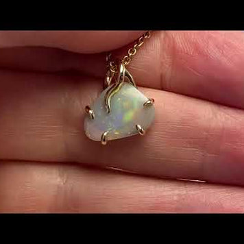 Vedhæng med en ægte solid opal fra vores mine i Lightning Ridge, Australien indfattet i 14 karat guld. Opalen er 1,43 ct, og bodytone er N6.