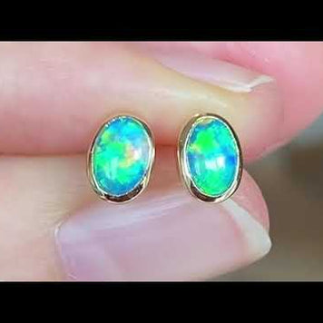 Ørestikker med ægte solide crystal opaler fra Australien indfattet i 14 karat guld.