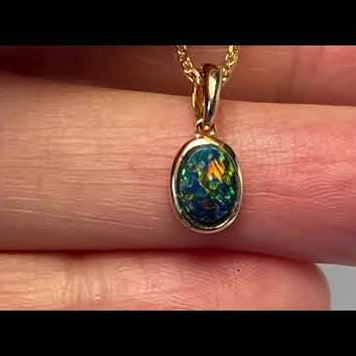 Vedhæng med en ægte doublet opal fra Australien indfattet i 14 karat guld.