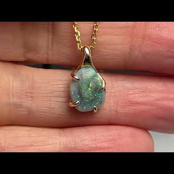 Vedhæng med en ægte solid krystal opal fra Lightning Ridge, Australien indfattet i 14 karat guld. Opalen er 1,16 ct, og bodytone er N6.