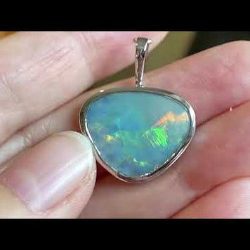 Vedhæng med en ægte crystal opal fra Australien, indfattet i sterling sølv. Vedhænget er lavet som en clips, da den er beregnet til at clipse på en perlekæde. Opalen vejer 3,36 ct.