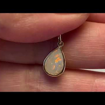 Vedhæng med en ægte solid crystal opal fra Australien indfattet i 14 karat guld.