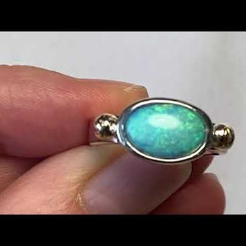 Ægte solid crystal opal fra Australien indfattet i sterling sølv med 14 karat guld detaljer.