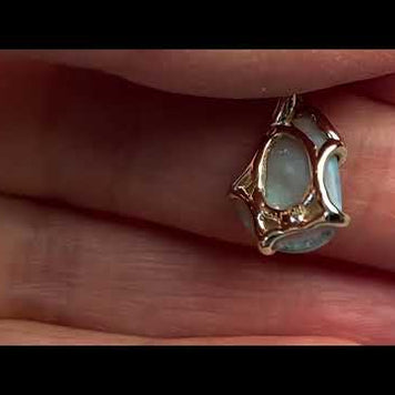 Vedhæng med en ægte solid opal fra vores mine i Lightning Ridge, Australien indfattet i 14 karat guld. Opalen er 1,46 ct, og bodytone er N6.