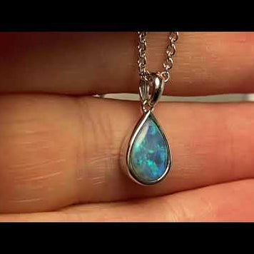 Vedhæng med en ægte solid krystal opal fra Australien indfattet i rhodineret sterling sølv.