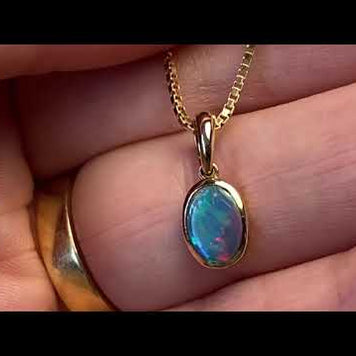 Vedhæng med en ægte doublet opal fra Australien indfattet i 14 karat guld.