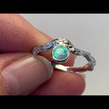 Ægte solid crystal opal fra Australien indfattet i rustikt sterling sølv.