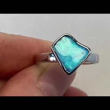 Ægte solid crystal opal fra Australien indfattet i sterling sølv.