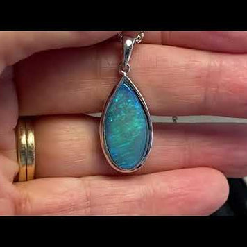 Vedhæng med en ægte solid krystal opal fra Australien indfattet i rhodineret sterling sølv.