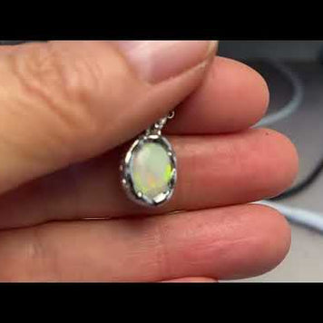 Vedhæng med en ægte solid krystal opal fra Australien indfattet i et rustikt vedhæng med organiske former i sterling sølv.