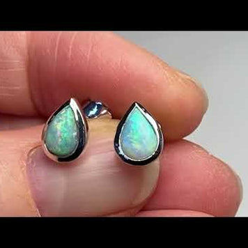 Opal ørestikkerne har solide Australske opaler indfattet i blankt sterling sølv.