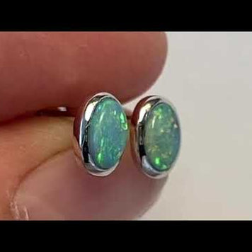 Opal ørestikkerne har ægte solide Australske crystal opaler indfattet i blankt sterling sølv.