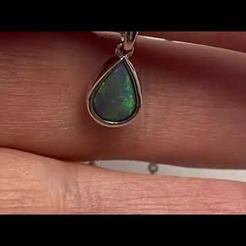 Vedhæng med en ægte solid krystal opal fra Australien indfattet i blankt sterling sølv.