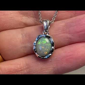 Vedhæng med en ægte solid krystal opal fra Australien indfattet i et rustikt vedhæng med organiske former i sterling sølv.