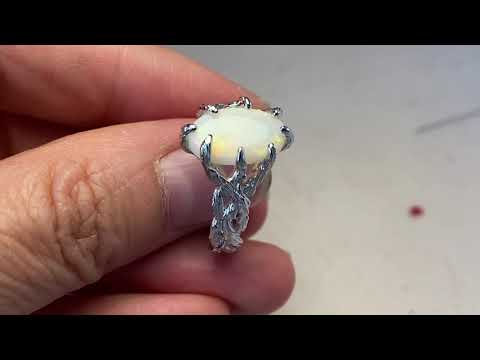 Ring med ægte solid opal fra Australien. Opalen er indfattet i rustikt sterling sølv. Krogede rustikke grene af sterling sølv holder opalen på plads.