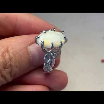 Ring med ægte solid opal fra Australien. Opalen er indfattet i rustikt sterling sølv. Krogede rustikke grene af sterling sølv holder opalen på plads.