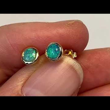 Ørestikker med ægte solide crystal opaler fra Australien indfattet i 14 karat guld.