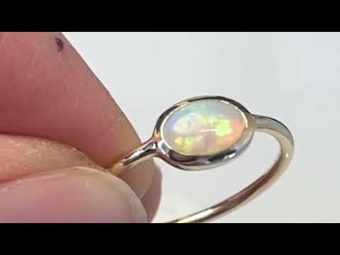 Ægte solid crystal opal fra Australien indfattet i 14 karat guld.