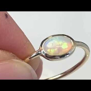 Ægte solid crystal opal fra Australien indfattet i 14 karat guld.