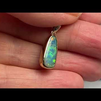 Vedhæng med en ægte solid krystal opal fra Lightning Ridge, Australien indfattet i 14 karat guld. Opalen er 2,00 ct, og bodytone er N5.