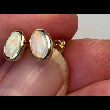 Ørestikker med ægte solide crystal opaler fra Australien indfattet i 14 karat guld.