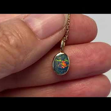 Vedhæng med en ægte doublet opal fra Australien indfattet i 14 karat guld.