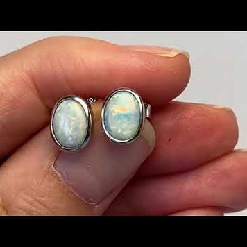 Opal ørestikkerne har ægte solide Australske krystal opaler indfattet i blankt sterling sølv.