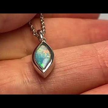 Vedhæng med en ægte solid krystal opal fra Australien indfattet i blankt sterling sølv.
