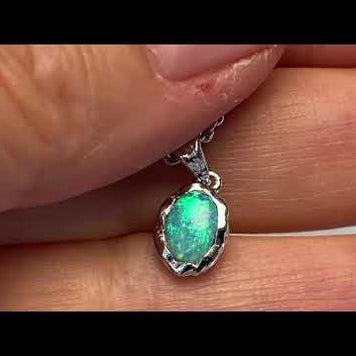 Vedhæng med en ægte solid crystal opal fra Australien indfattet i et rustikt vedhæng med organiske former i sterling sølv.