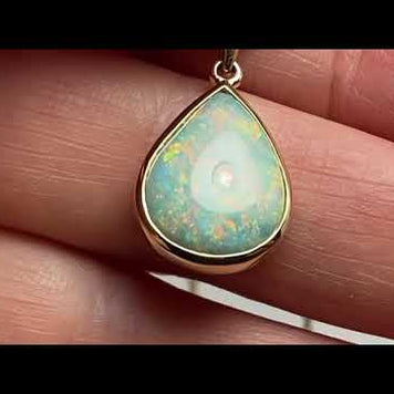 Vedhæng med en ægte solid krystal opal fra Australien indfattet i 14 karat guld.