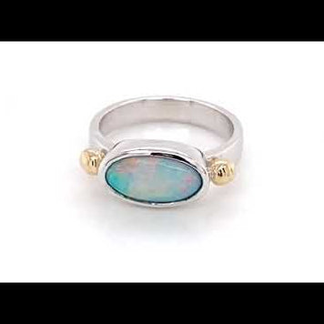 Ægte solid crystal opal fra Australien indfattet i sterling sølv med 14 karat guld detaljer.