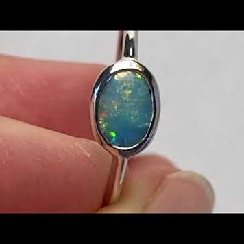 Ring med en ægte solid crystal opal fra Australien indfattet i sterling sølv.