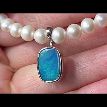 Vedhæng med en ægte doublet opal fra Australien, indfattet i sterling sølv. Vedhænget er lavet som en clips, da den er beregnet til at clipse på en perlekæde.